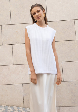 Top MEIA coloris blanc tricoté en France col rond et échancrures sous aisselles Made in France SONGE lab