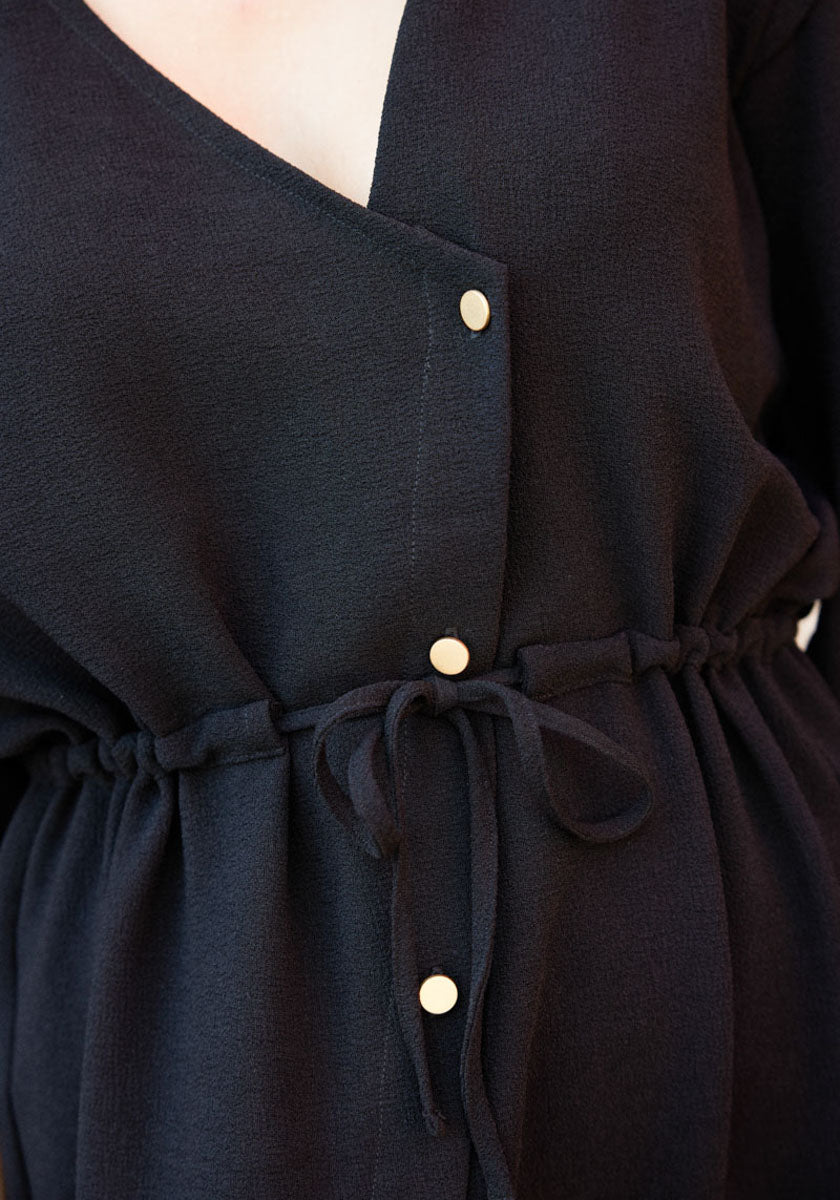 Robe courte noire femme effet asymétrique détails boutons dorés LUZIA Made in France SONGE Lab détail ceinture