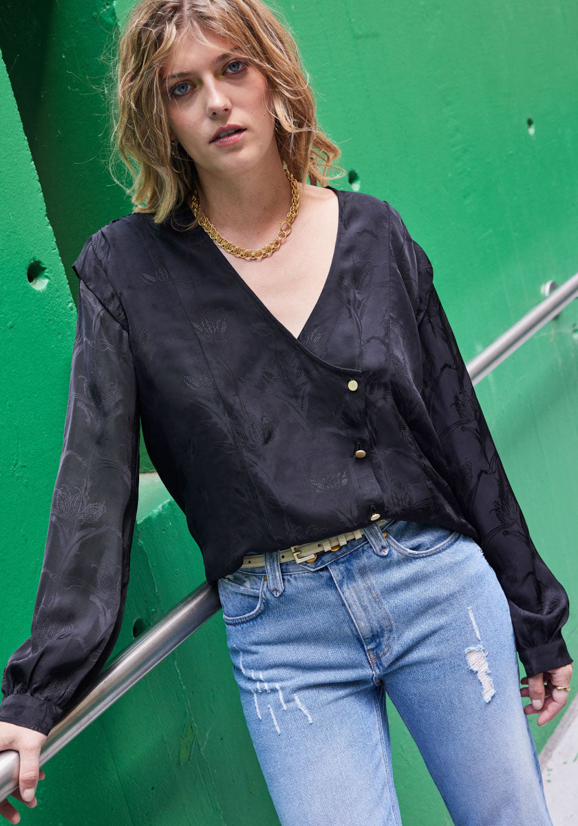 Top Manches longues asymétrique Femme boutons dorés décolleté V motif noir broderies SONGE Lab Made in France vue face